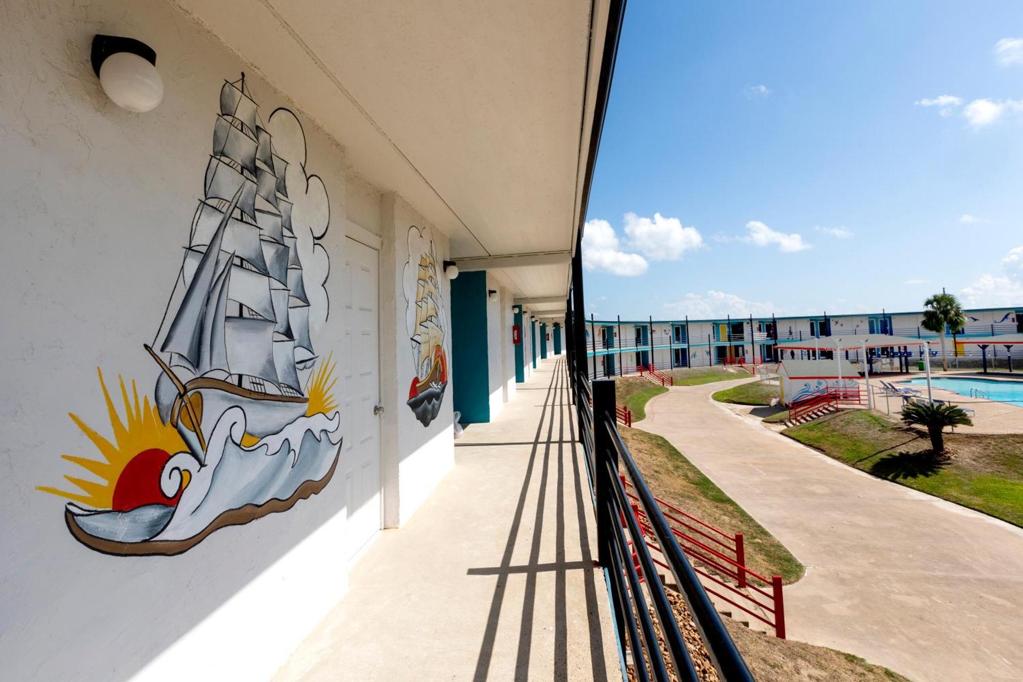 Hotel Crystal Palace Bolivar Peninsula